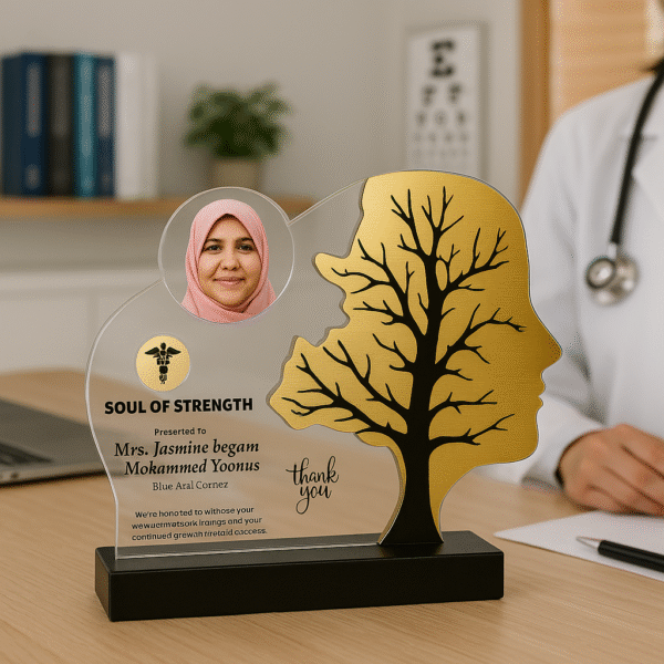 Doctor memento shaped like a head silhouette with a golden tree design, personalized with photo, name, and message on a black base.